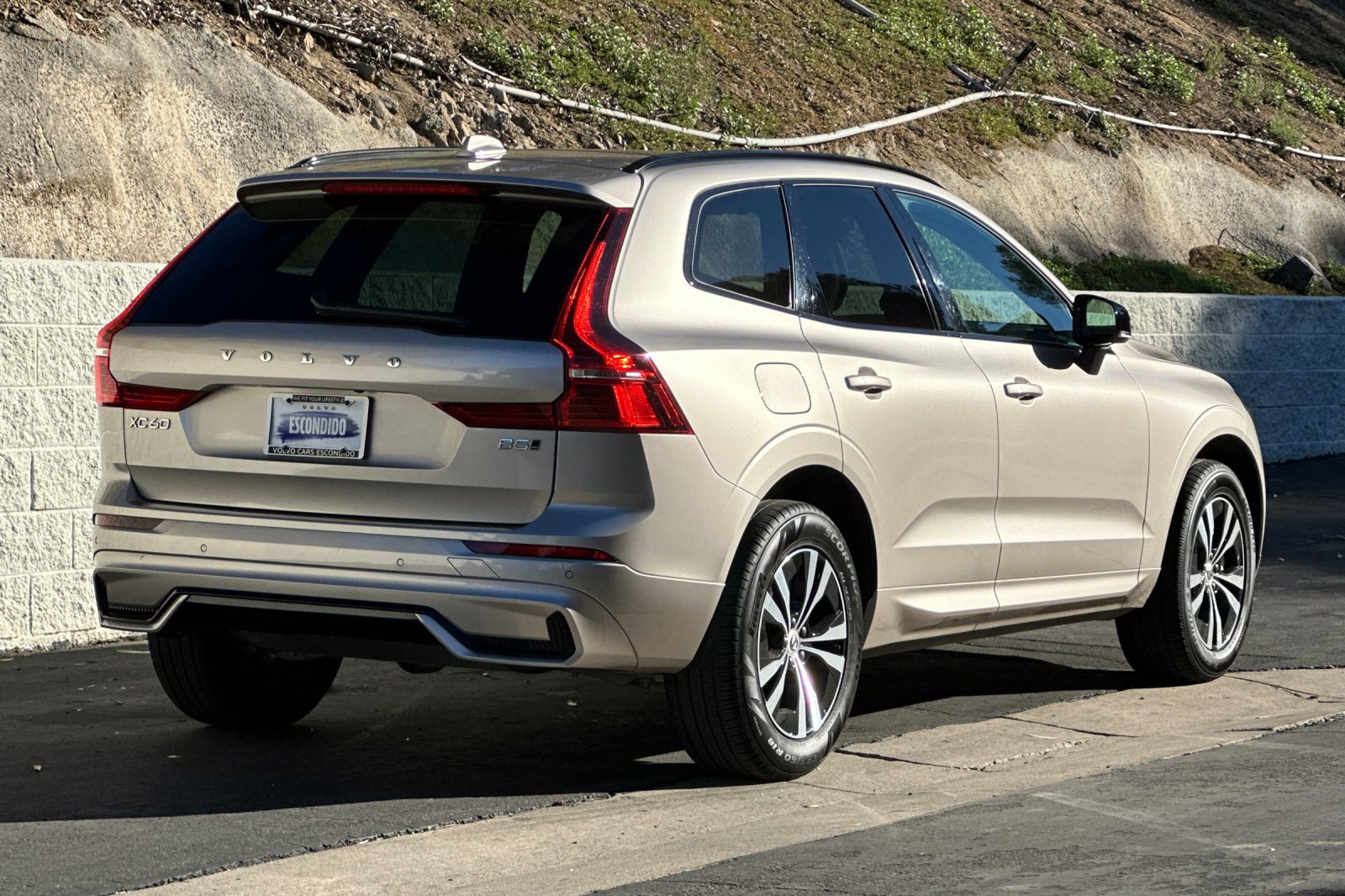Certified 2025 Volvo XC60 B5 Core image 4