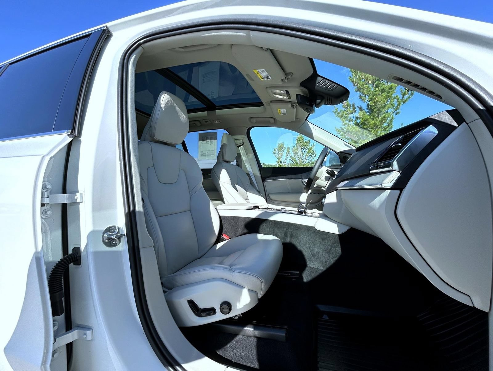 Used 2025 Volvo XC90 B6 Plus w/ Protection Package AWD/4WD image 15