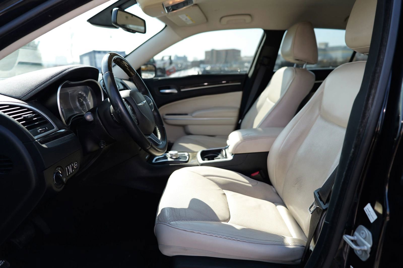 Used 2018 Chrysler 300 Limited image 19