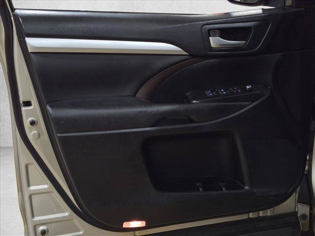 Used 2016 Toyota Highlander XLE FWD image 8