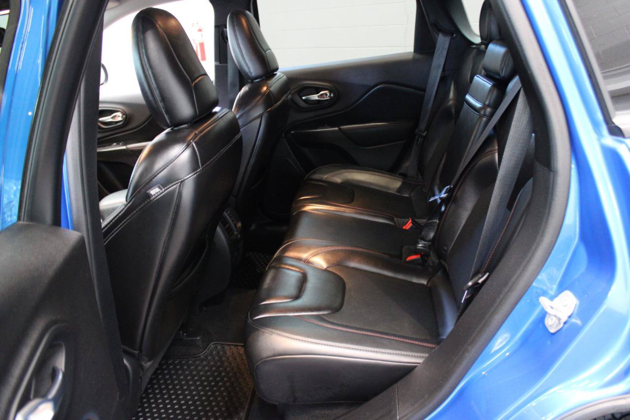 Used 2019 Jeep Cherokee Trailhawk w/ Cold Weather Group AWD/4WD image 13