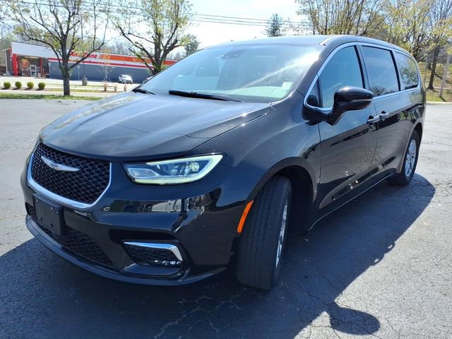 Used 2025 Chrysler Pacifica Select image 18