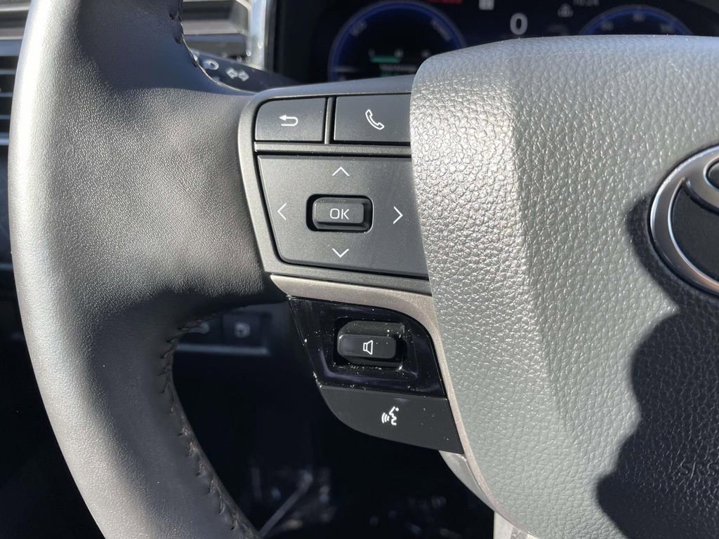 Used 2025 Toyota Camry XLE image 40