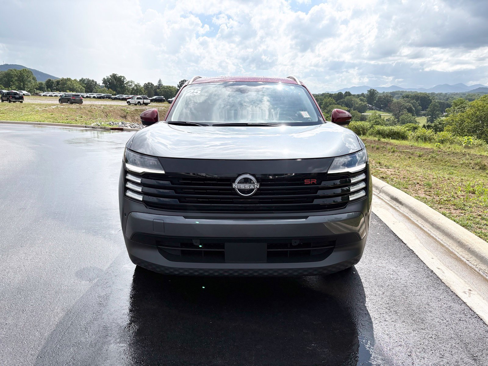 Used 2025 Nissan Kicks SR AWD/4WD image 2