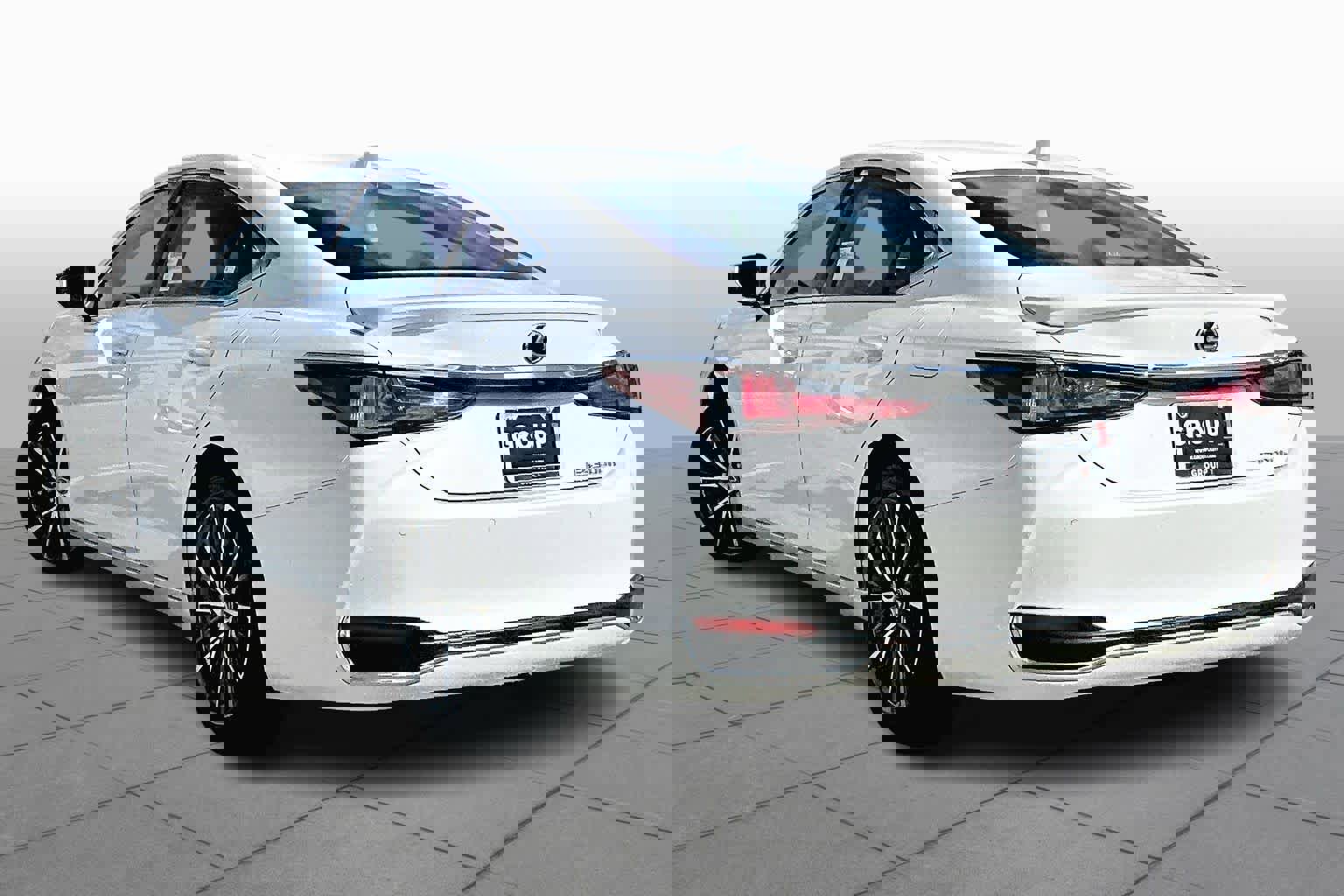 Certified 2025 Lexus ES 300h w/ Premium Package image 11