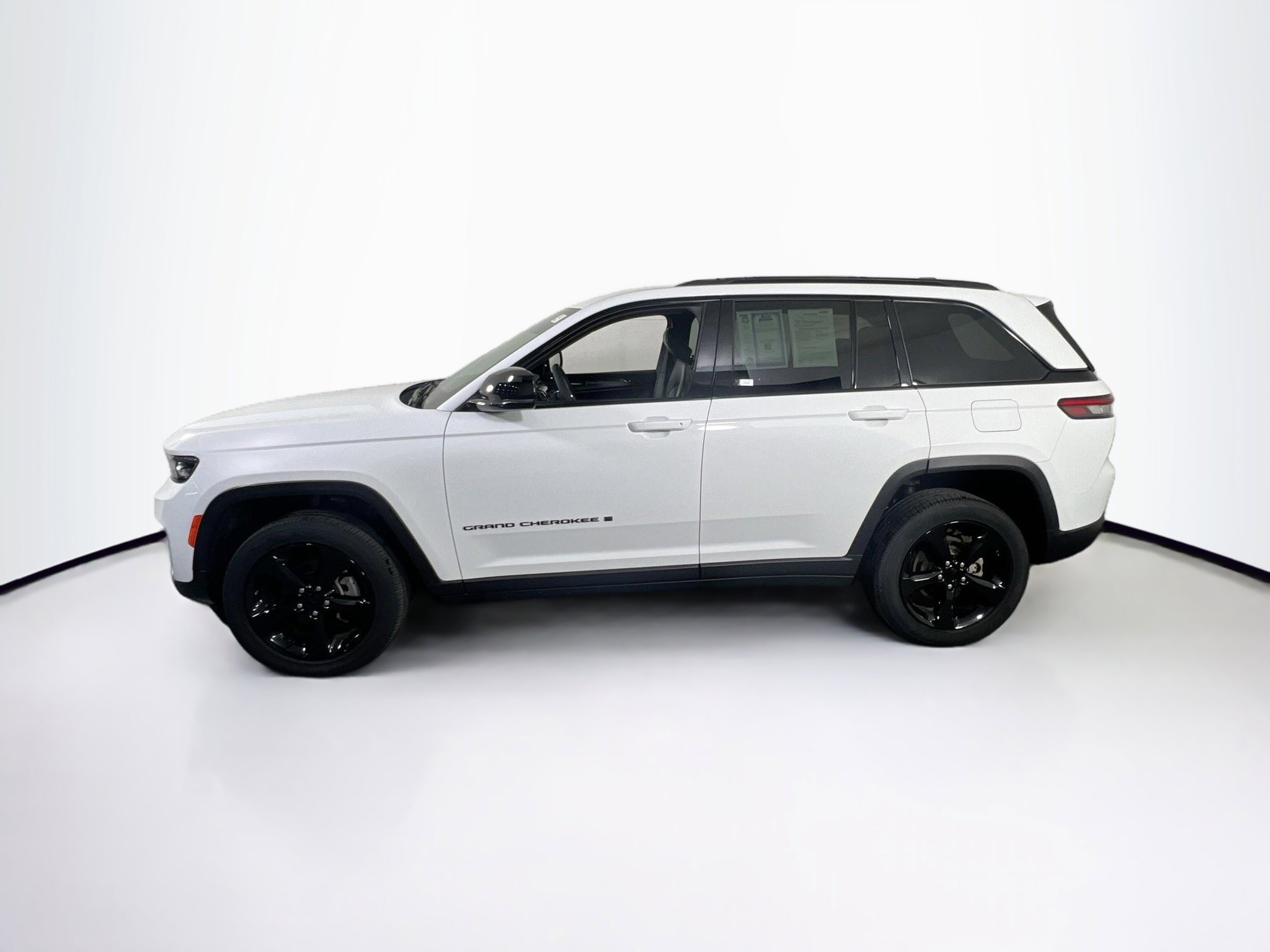 Used 2023 Jeep Grand Cherokee Altitude AWD/4WD image 8