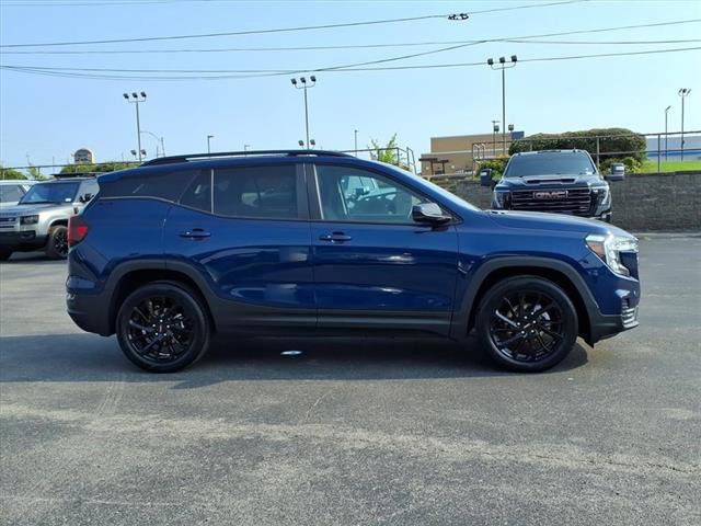 Used 2023 GMC Terrain SLE w/ Driver Convenience Package image 3