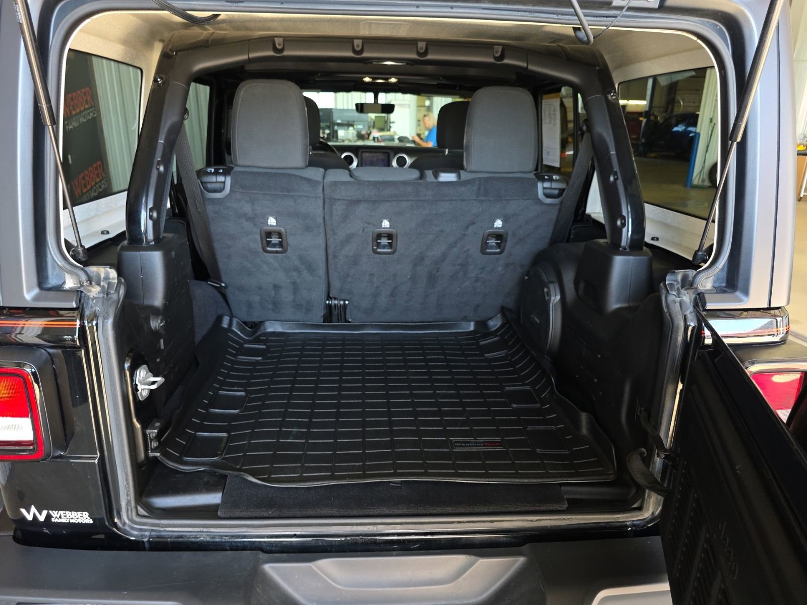 Used 2019 Jeep Wrangler Unlimited Sahara w/ Uconnect 4C Nav & Sound Group AWD/4WD image 8