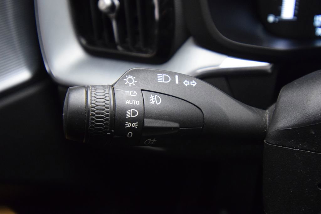 Used 2018 Volvo XC60 T5 Momentum w/ Vision Package AWD/4WD image 36