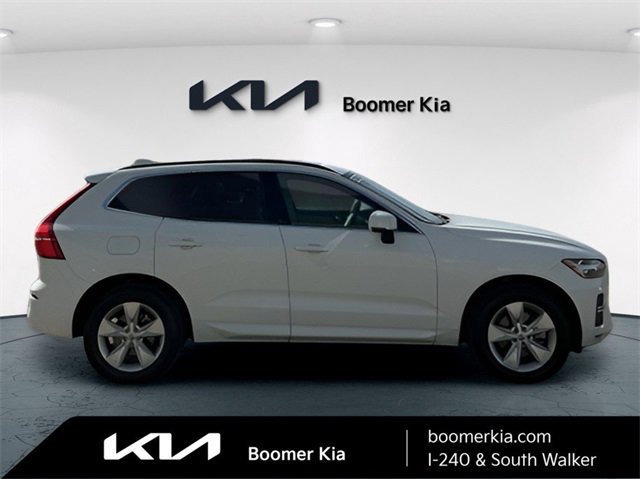 Used 2022 Volvo XC60 B5 Momentum image 4