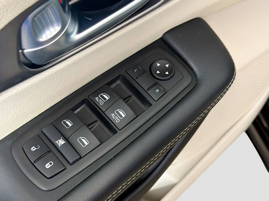 Used 2024 Chrysler Pacifica Select image 19