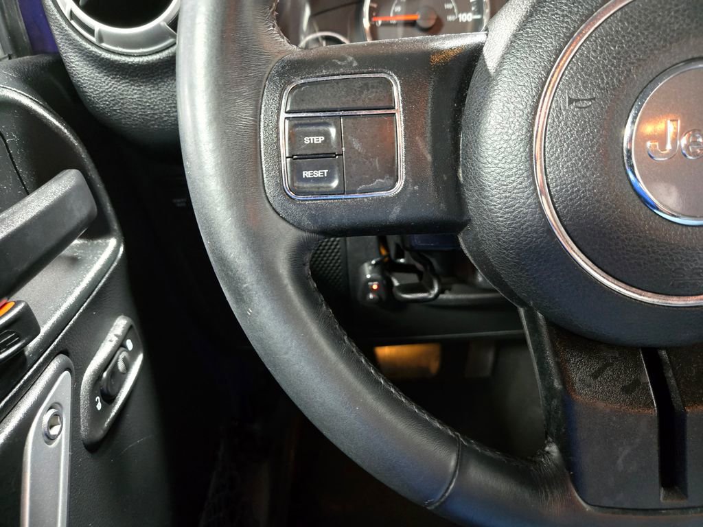 Used 2018 Jeep Wrangler Rubicon w/ Power Convenience Group AWD/4WD image 14