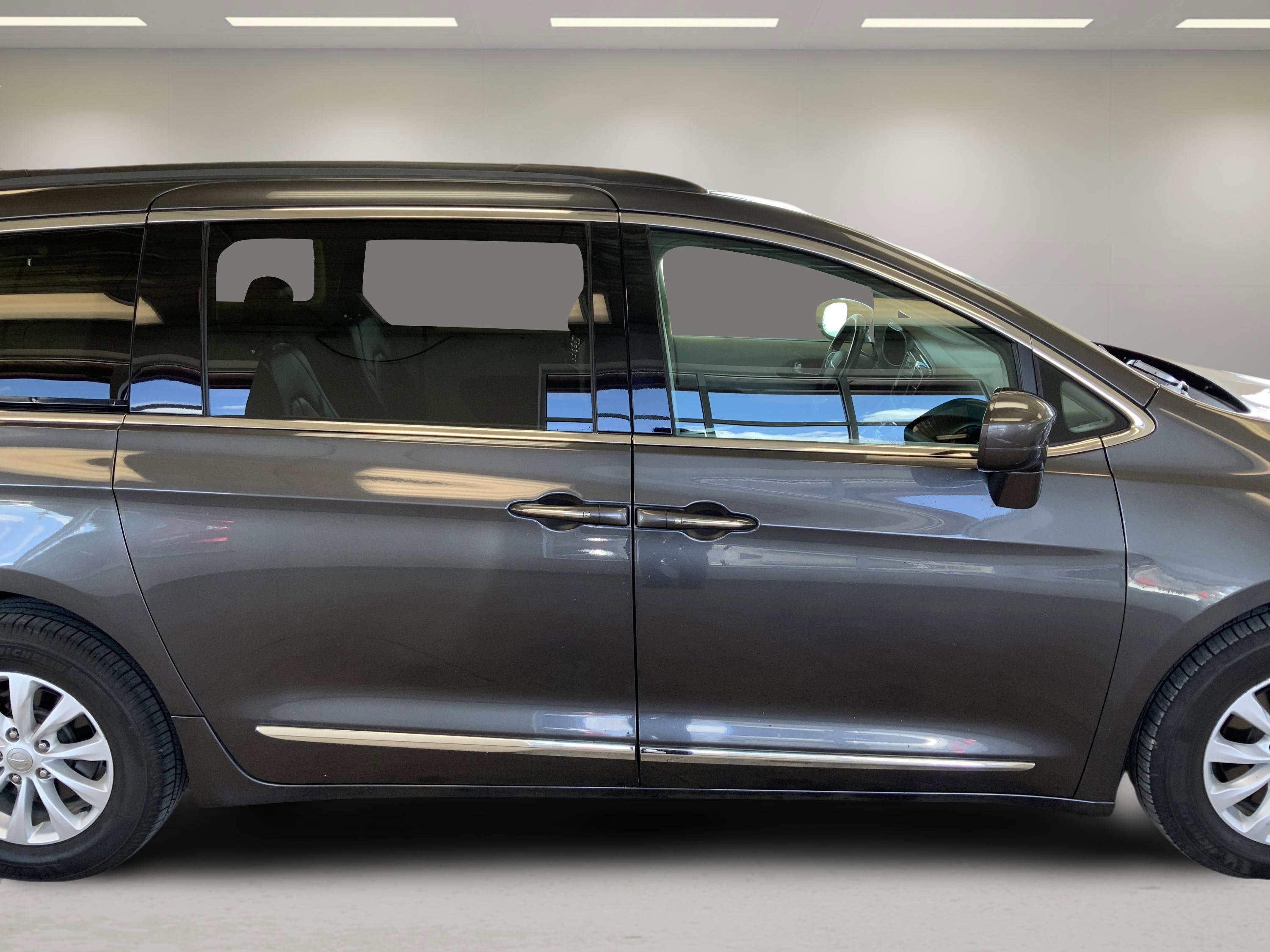 Used 2017 Chrysler Pacifica Touring-L FWD image 28