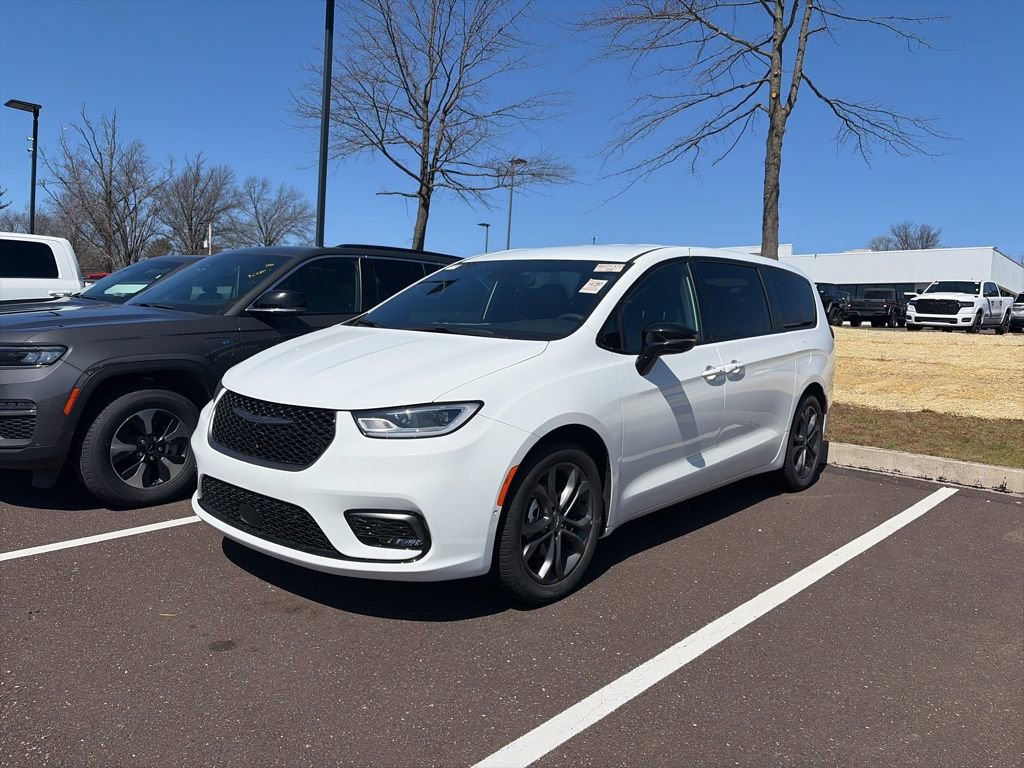 Used 2026 Chrysler Pacifica Select image 3