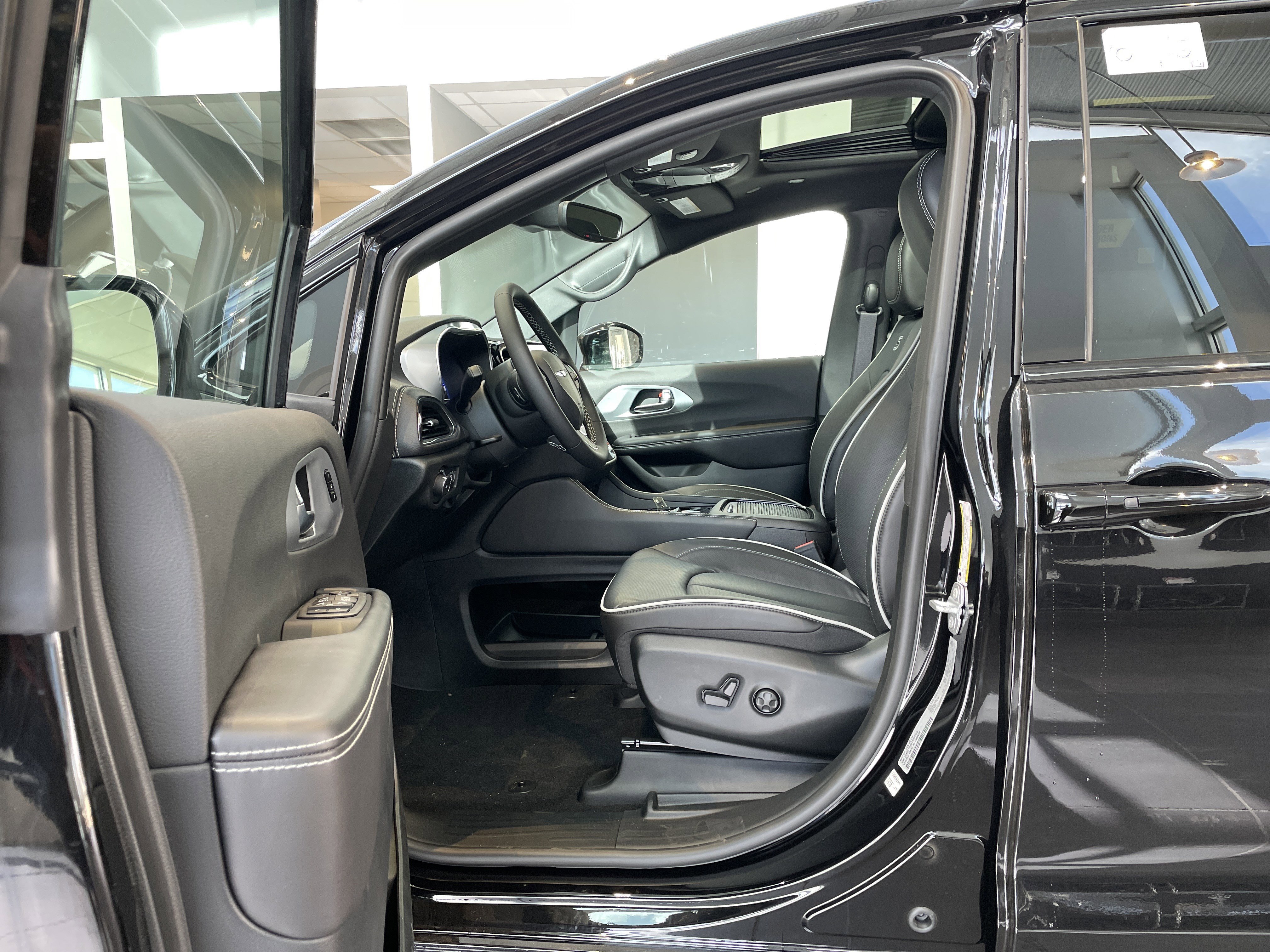 New 2026 Chrysler Pacifica Limited w/ Uconnect Theater Family Group FWD image 16