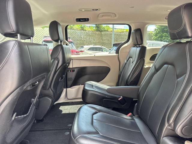 Used 2024 Chrysler Pacifica Touring-L FWD image 11