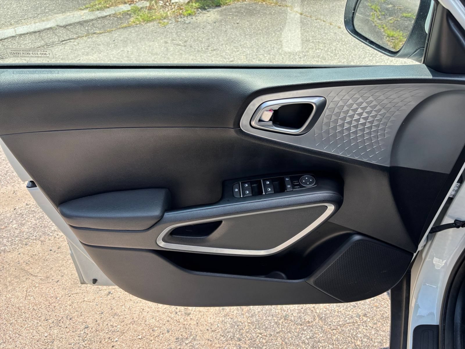 Used 2025 Kia Soul LX w/ LX Technology Package FWD image 18