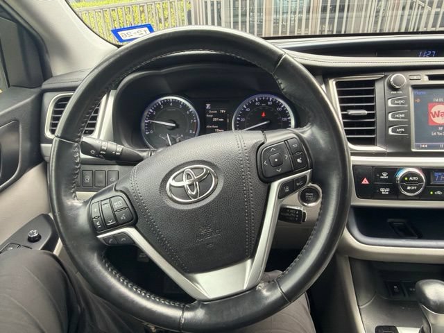 Used 2019 Toyota Highlander XLE FWD image 6