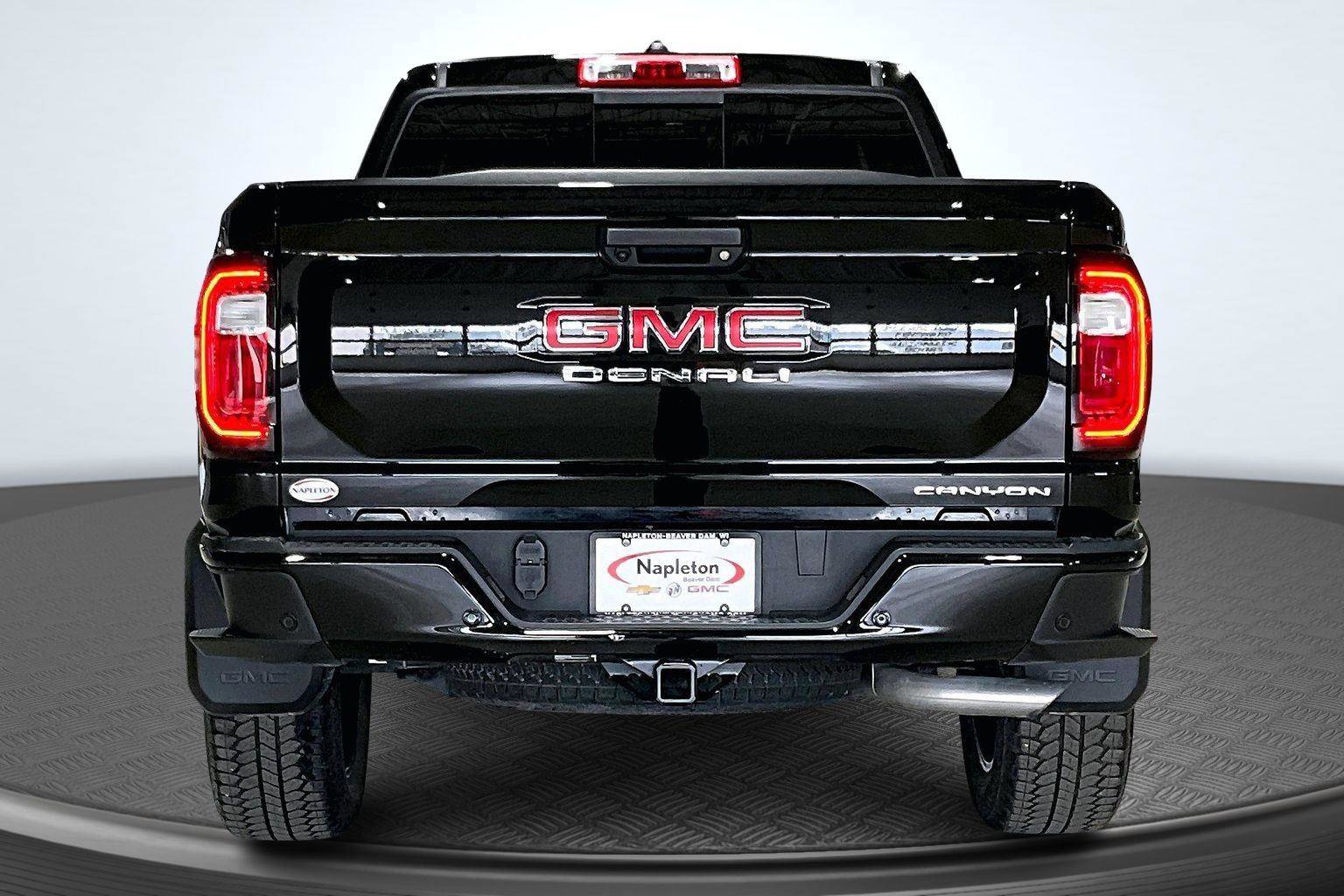 Used 2023 GMC Canyon Denali image 4