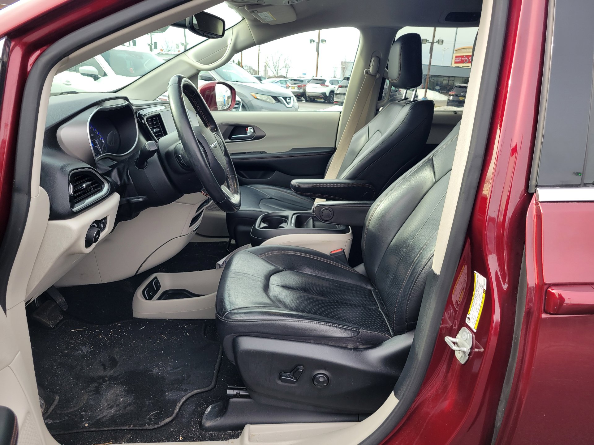 Used 2020 Chrysler Pacifica Touring-L FWD image 16