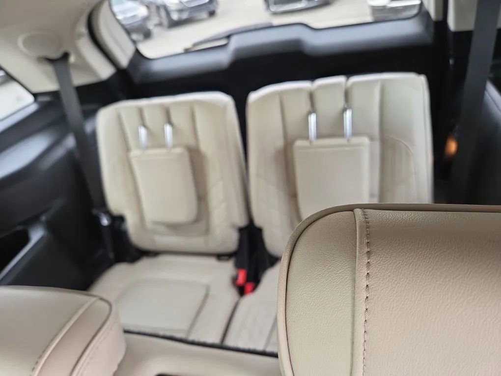 Used 2016 Ford Explorer Platinum image 23