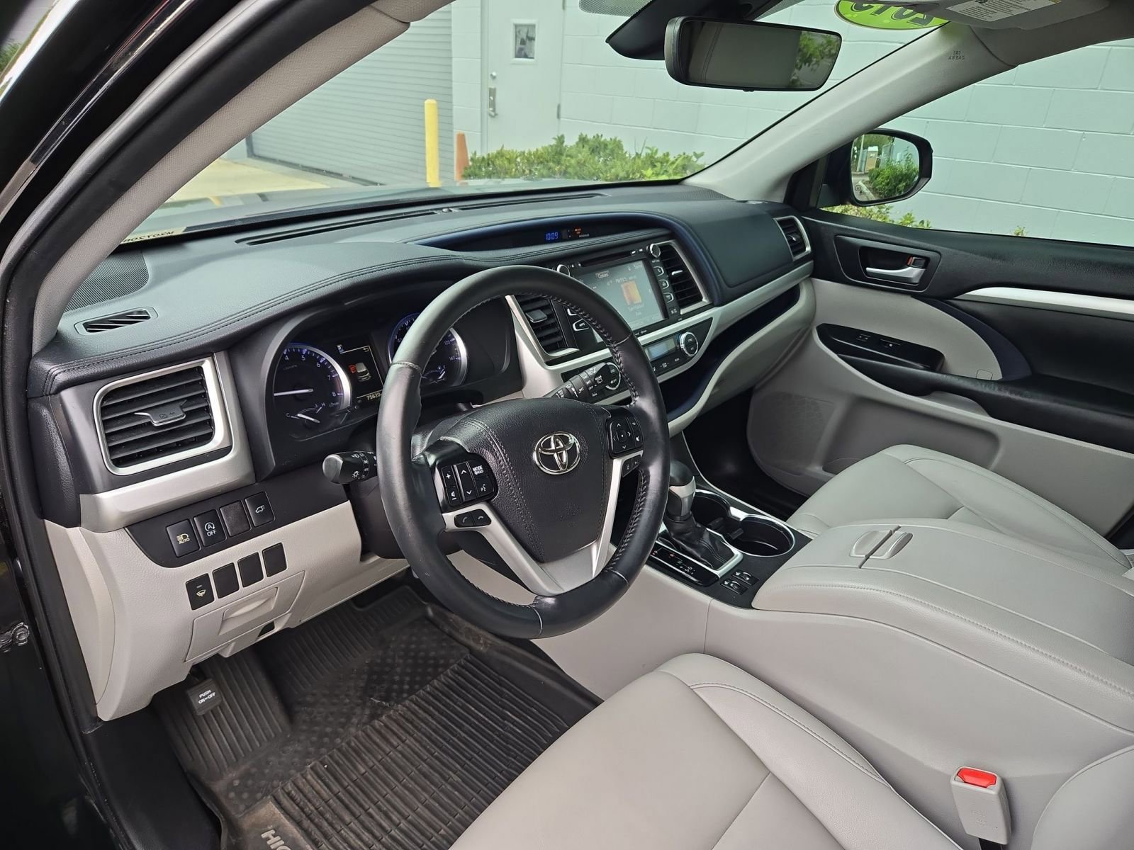 Used 2019 Toyota Highlander XLE image 11