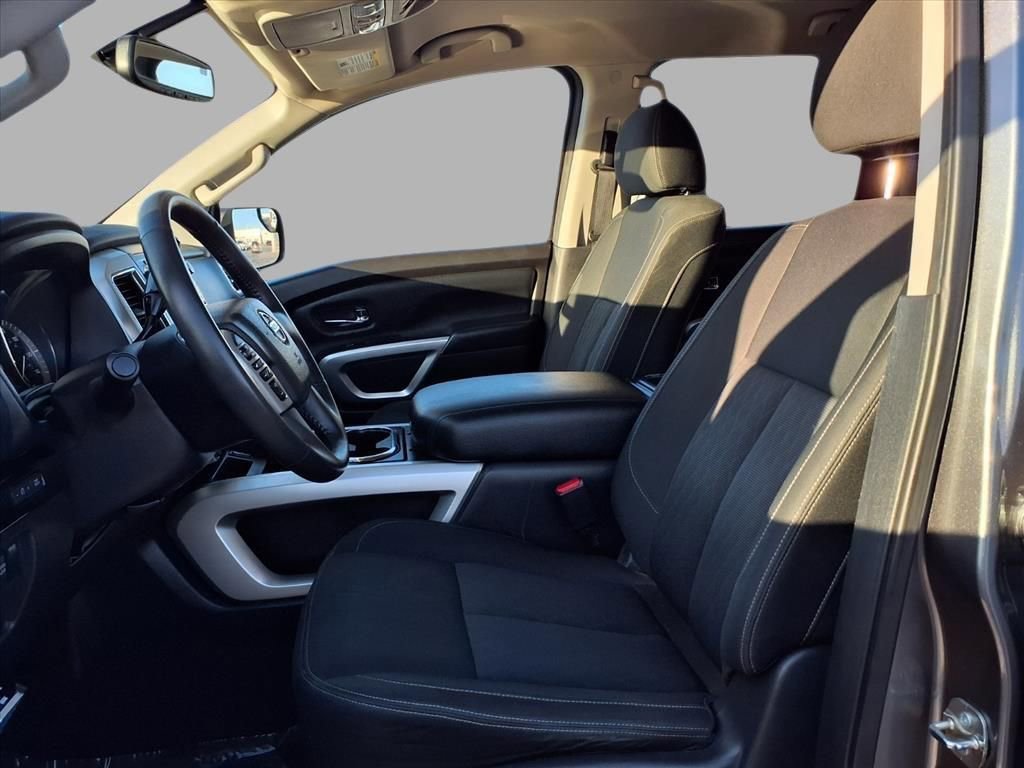 Used 2017 Nissan Titan SV image 21