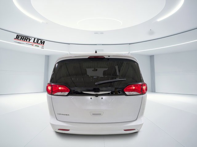Used 2023 Chrysler Voyager LX image 4