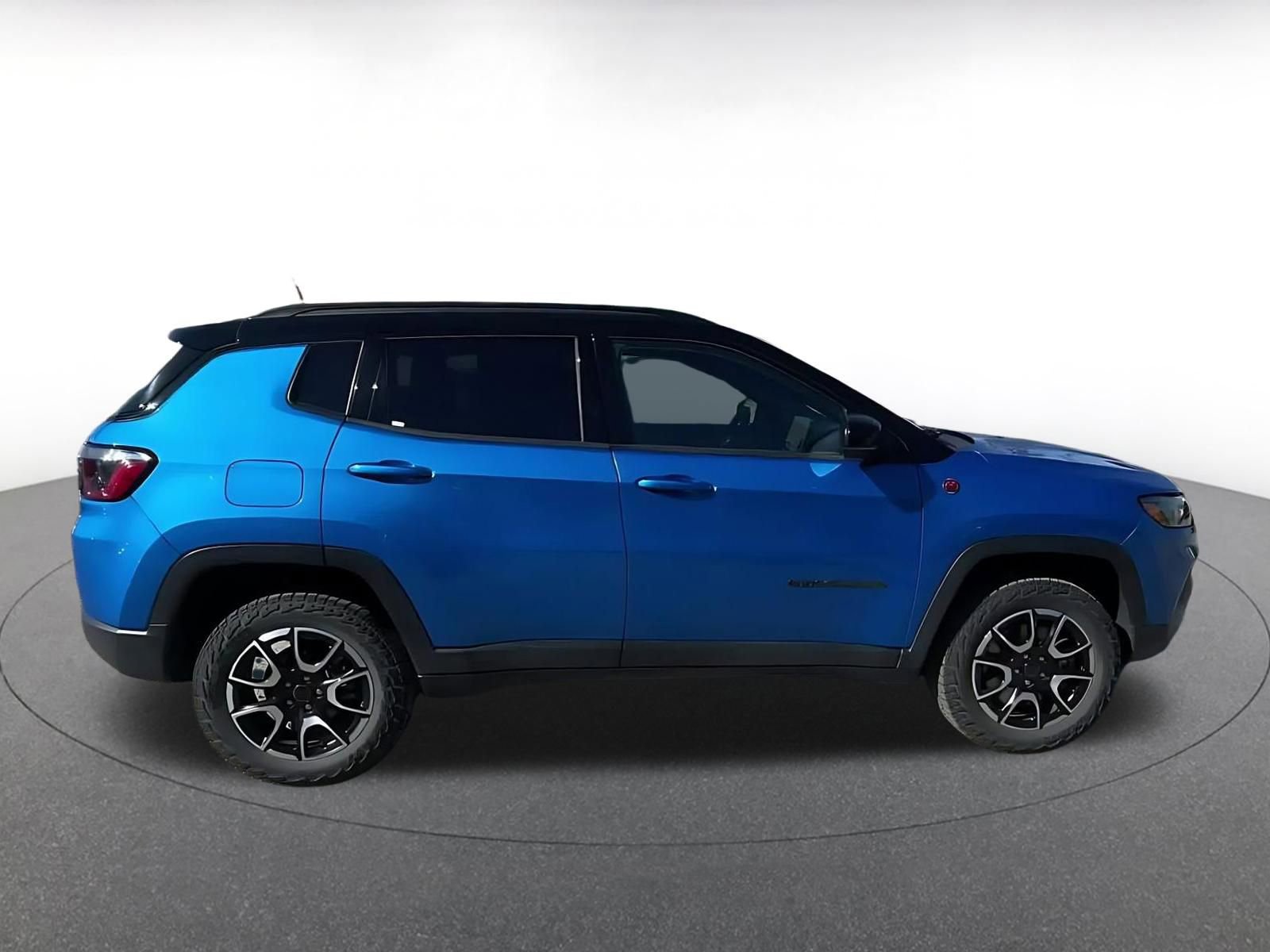 Used 2025 Jeep Compass Trailhawk AWD/4WD image 15