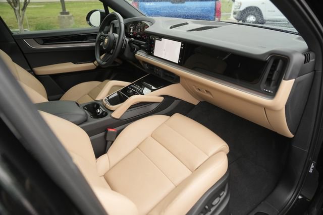 Used 2025 Porsche Cayenne Base image 18