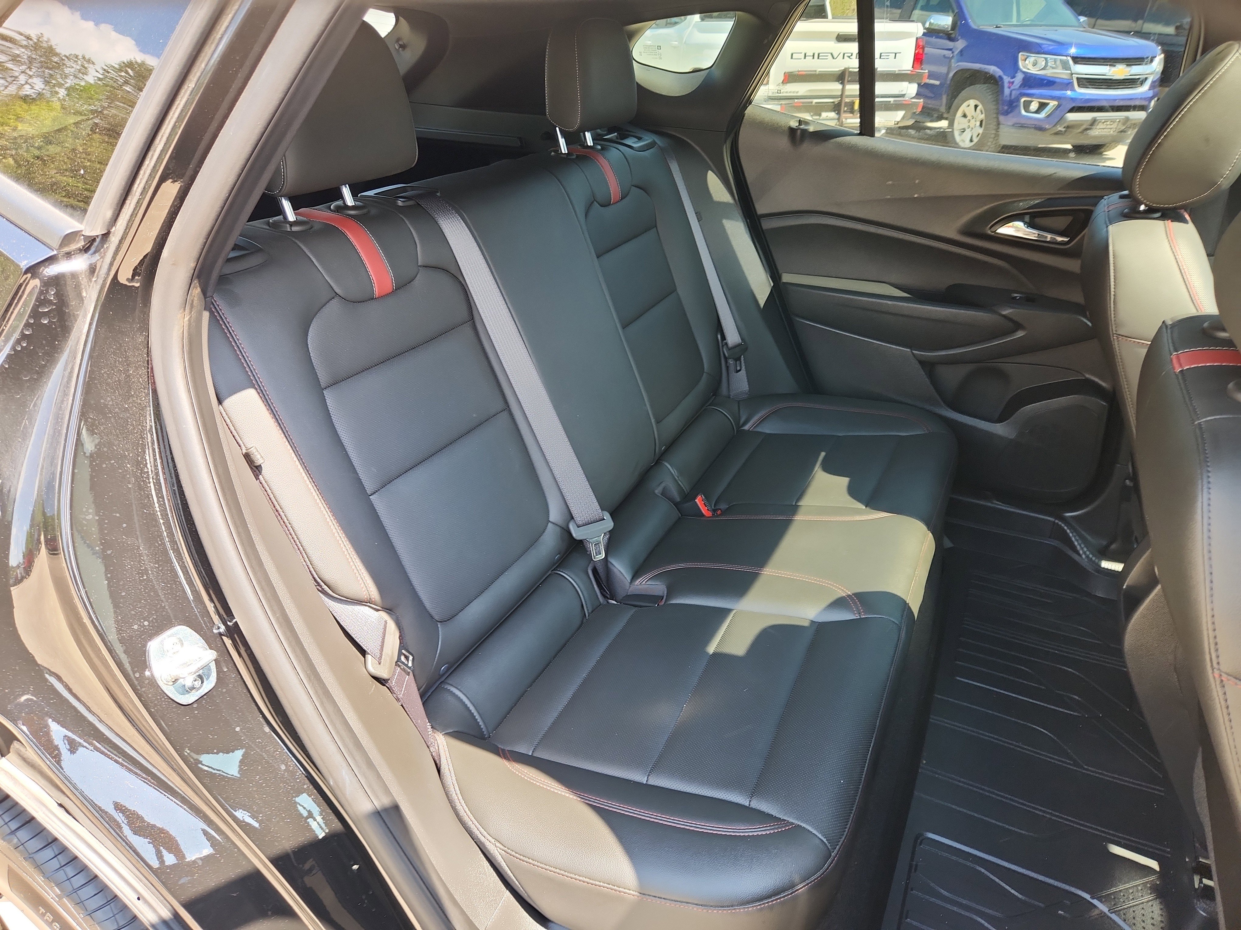 Used 2025 Chevrolet Trax RS w/ Sunroof Package FWD image 42