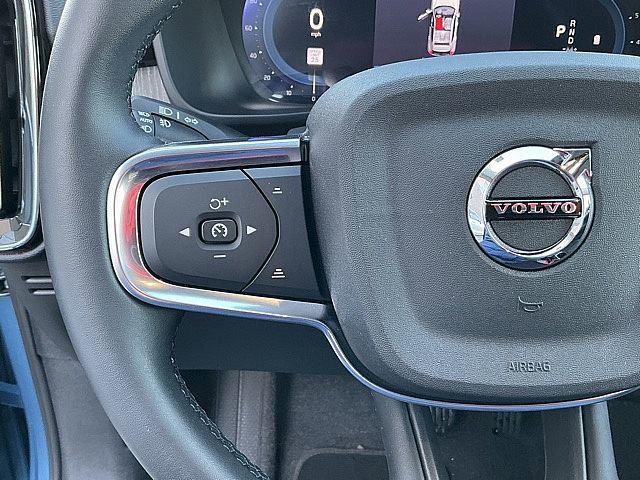 Used 2025 Volvo XC40 B5 Plus image 30
