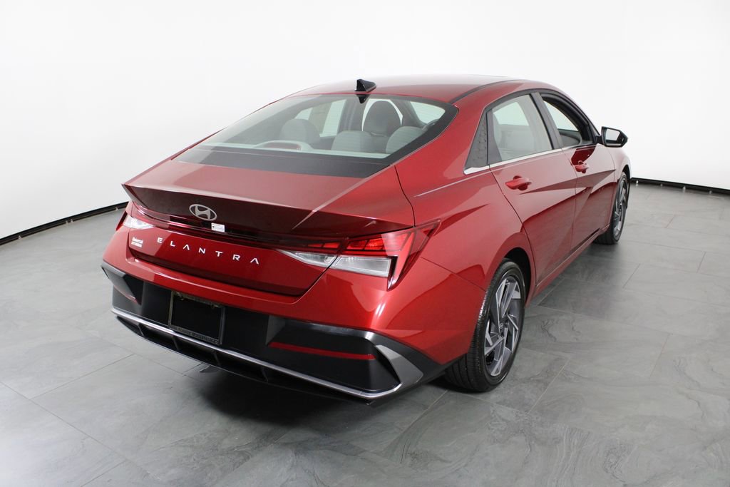 Certified 2025 Hyundai Elantra SEL FWD image 16