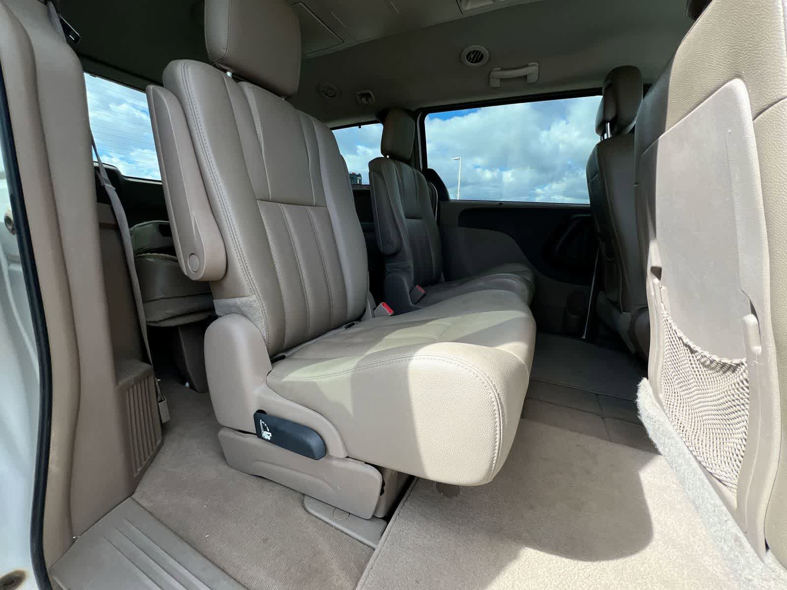 Used 2015 Chrysler Town & Country Touring-L w/ Driver Convenience Group FWD image 20