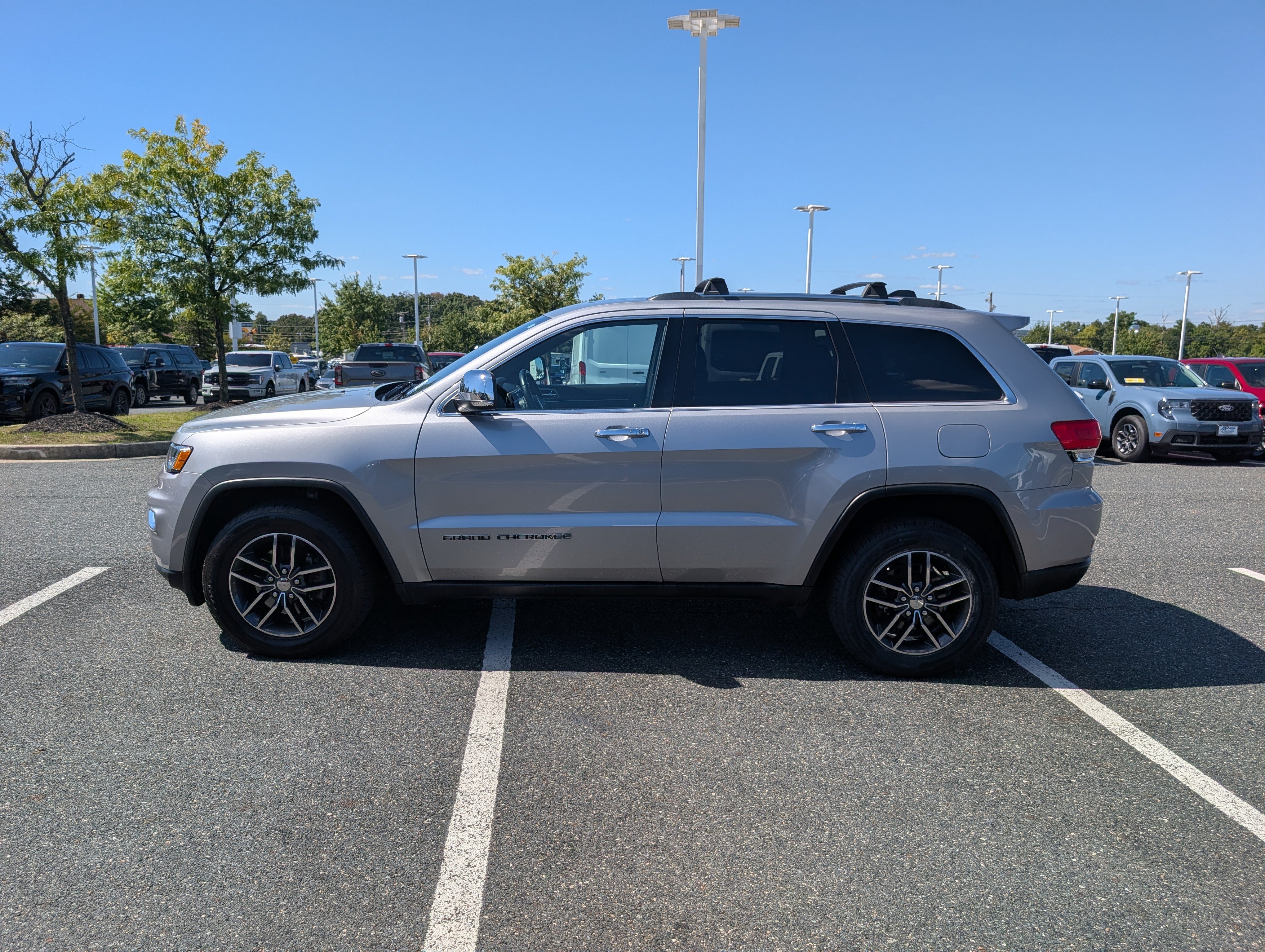 Used 2017 Jeep Grand Cherokee Limited AWD/4WD image 6