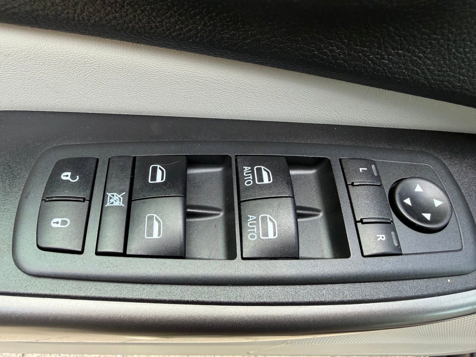 Used 2020 Jeep Cherokee Limited w/ Technology Group image 15