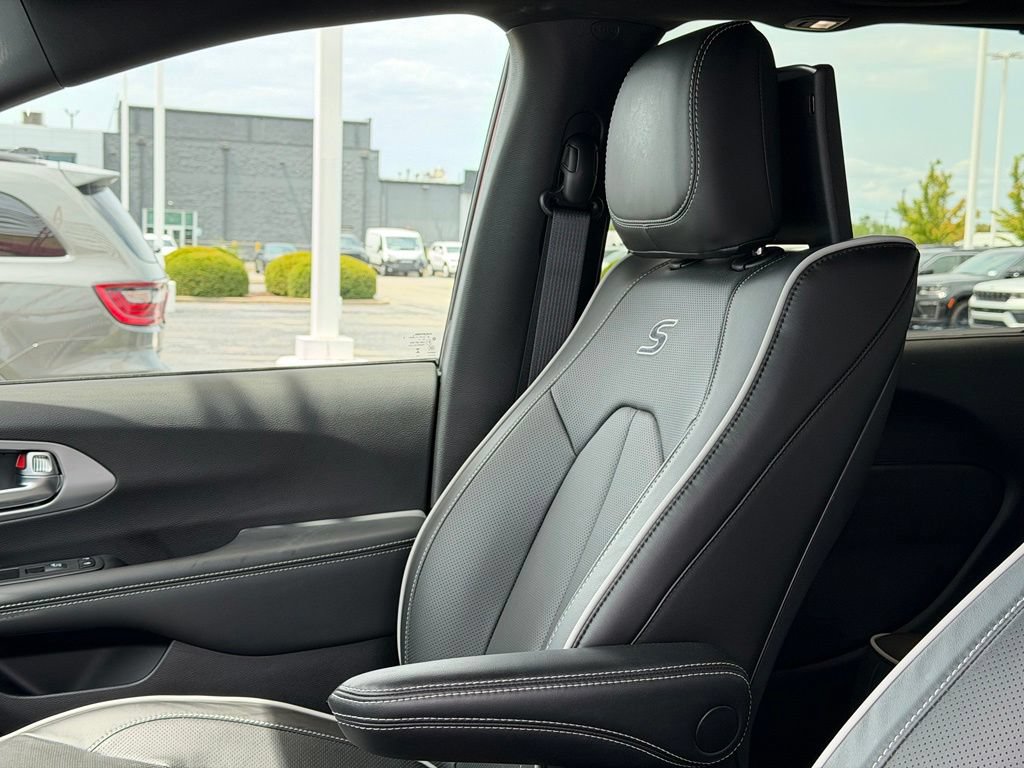Used 2025 Chrysler Pacifica Limited w/ Uconnect Theater Family Group AWD/4WD image 15