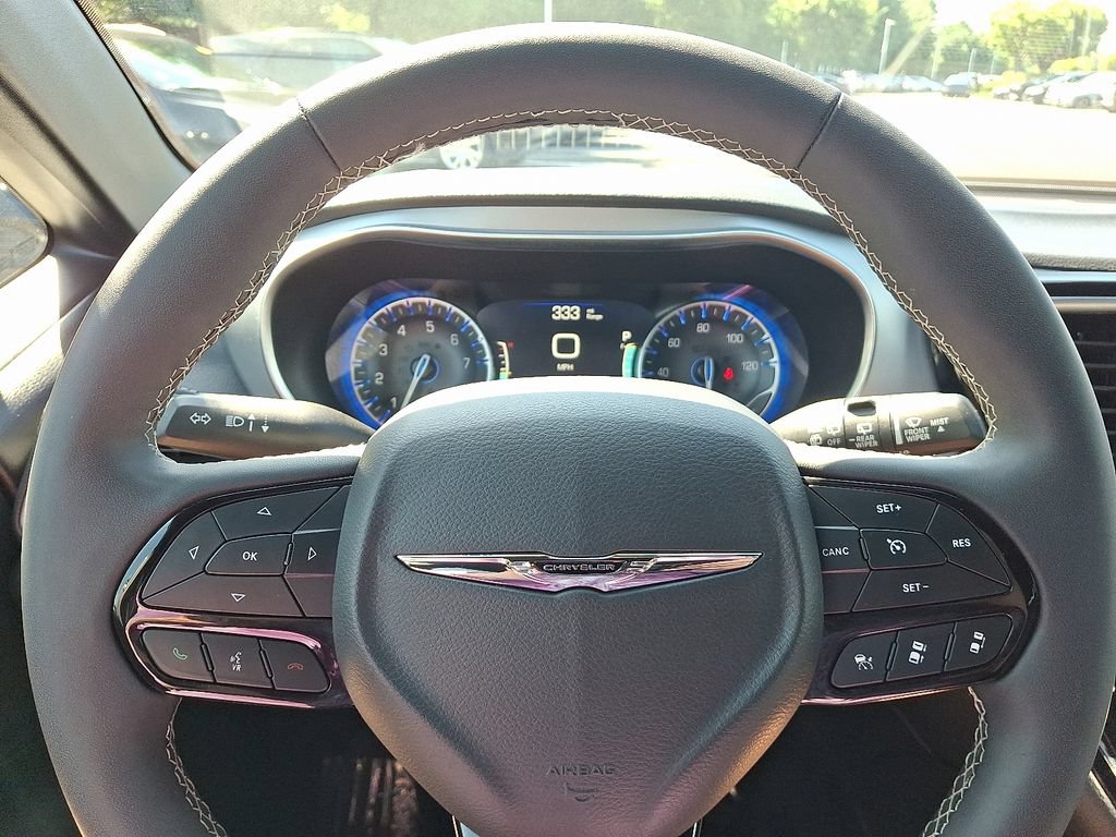 Used 2025 Chrysler Pacifica Limited FWD image 23