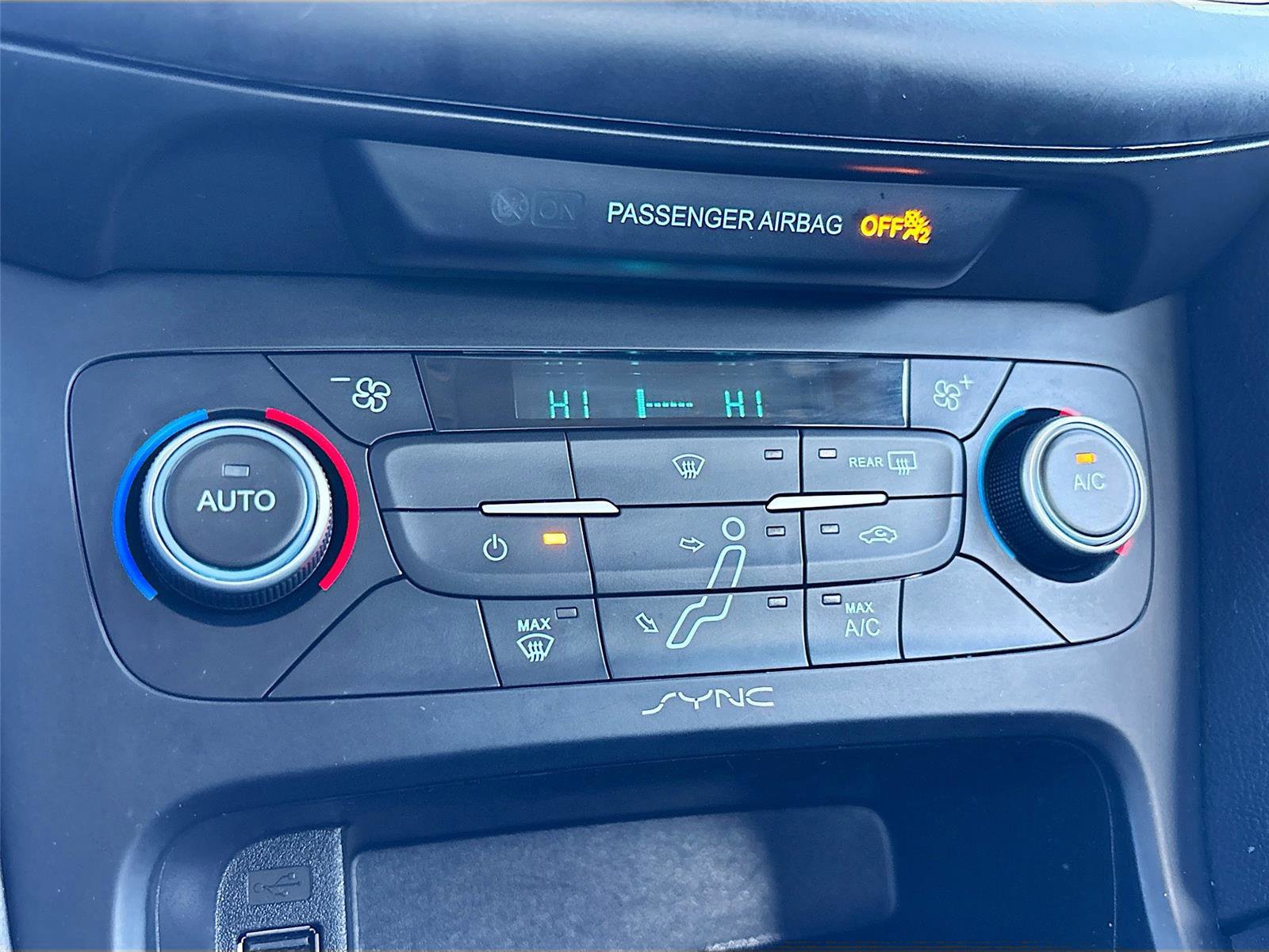 Used 2018 Ford Focus SE w/ SE Appearance Package image 17