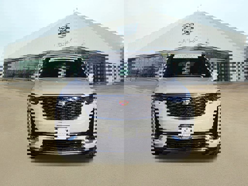 New 2025 Cadillac XT6 Luxury image 2