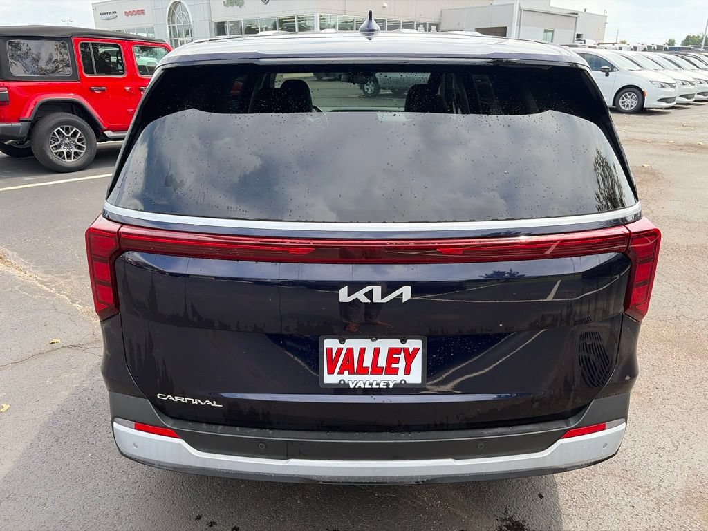 Used 2025 Kia Carnival FWD image 6