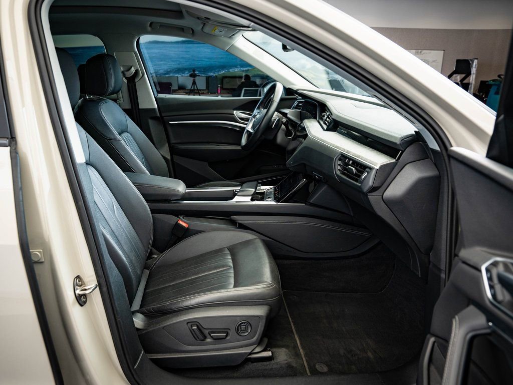 Used 2022 Audi e-tron Premium Plus w/ Premium Plus Package image 22