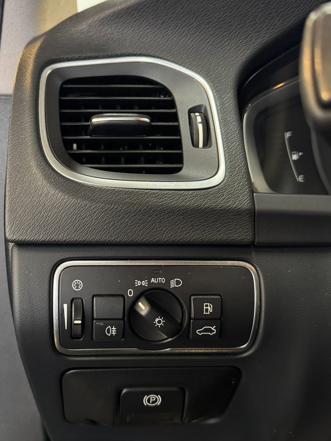 Used 2017 Volvo V60 T5 Cross Country w/ Convenience Package image 17