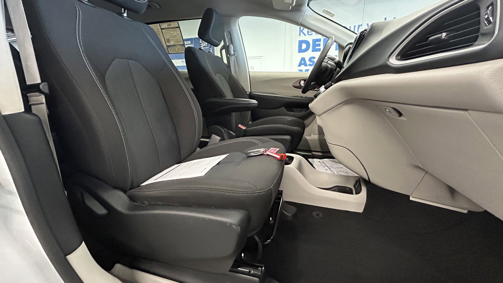 Used 2023 Chrysler Voyager LX image 19