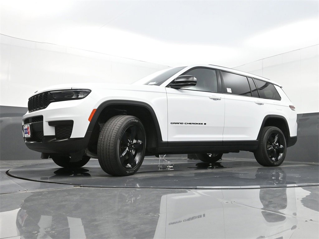 Used 2023 Jeep Grand Cherokee L Laredo image 30