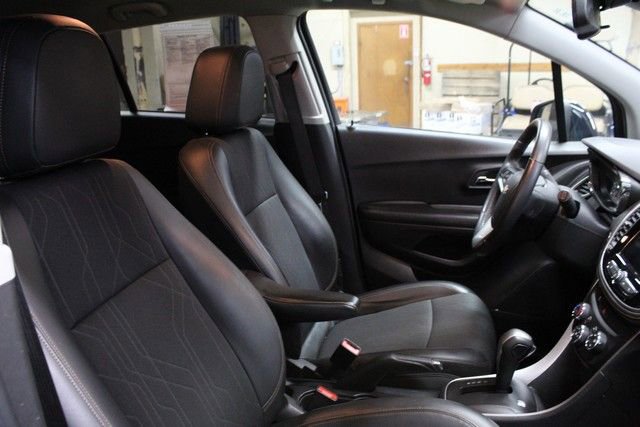 Used 2022 Chevrolet Trax LT w/ LT Convenience Package AWD/4WD image 11