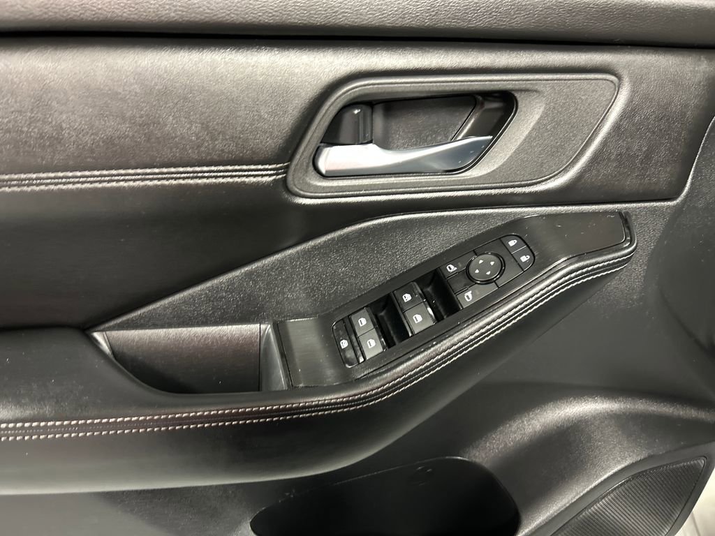Used 2024 Nissan Rogue SV w/ SV Premium Package AWD/4WD image 12