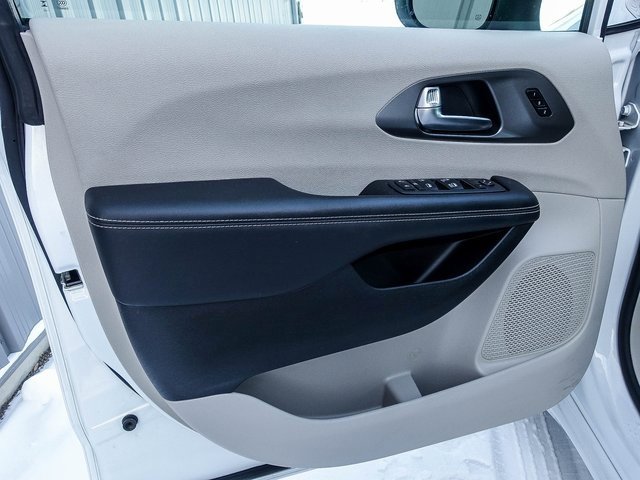 Used 2023 Chrysler Pacifica Touring-L image 22