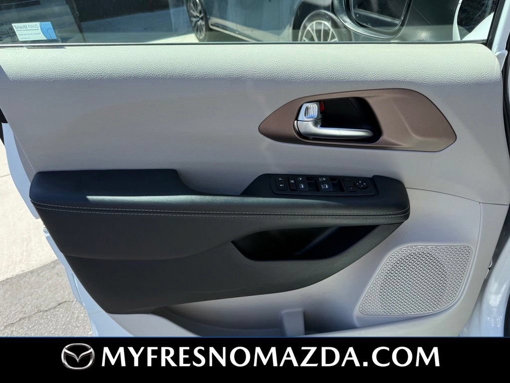 Used 2023 Chrysler Voyager LX FWD image 31