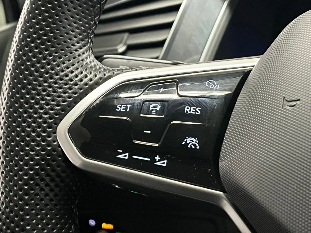 Certified 2022 Volkswagen Tiguan SE R-Line image 26